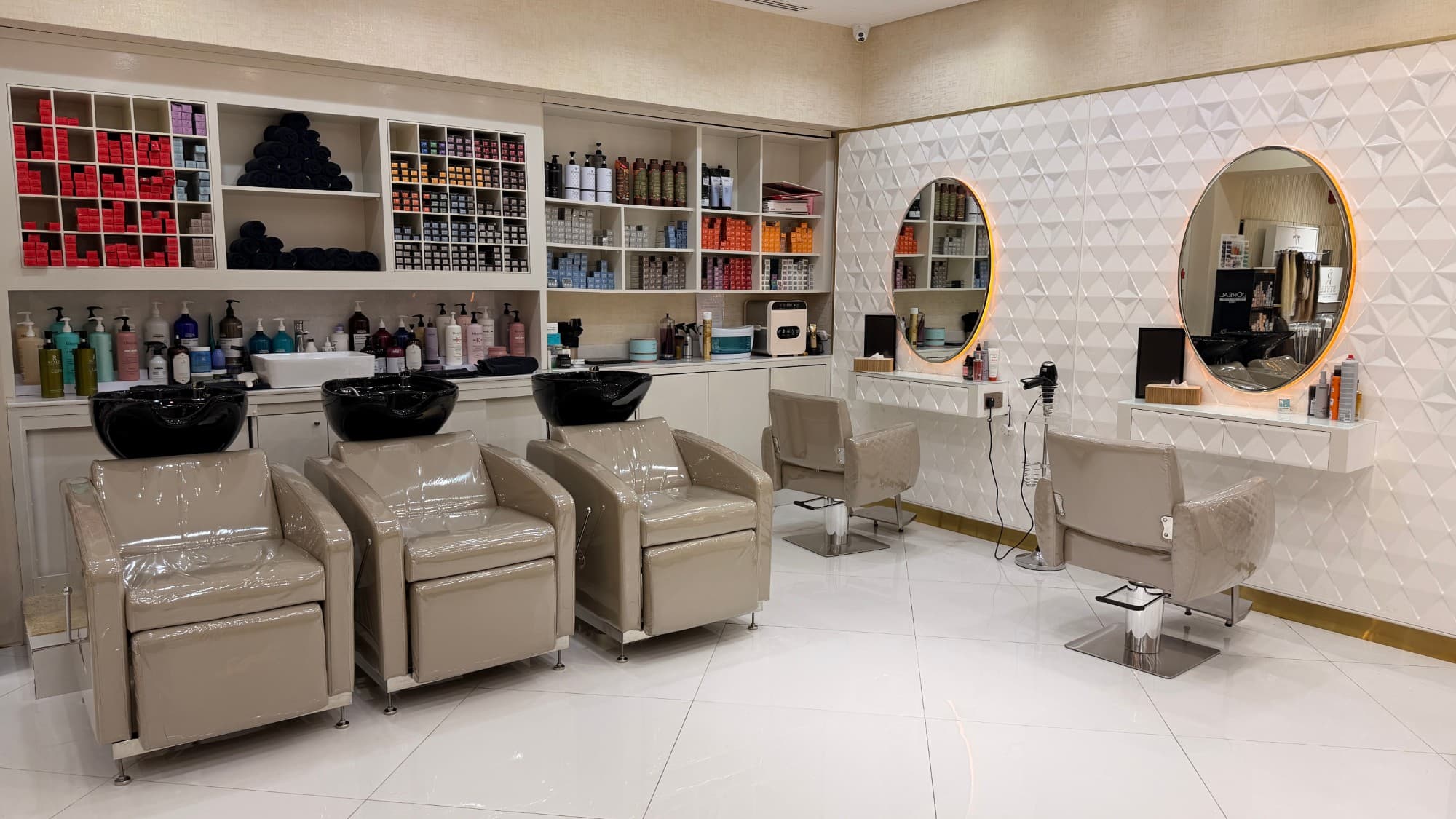 R Style Beauty Center styling floor